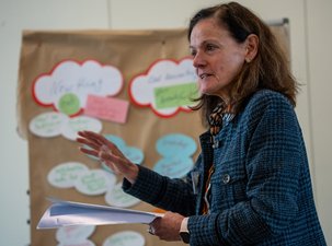 SW-Jahrestagung22_Themenatelier_Kollaboration_Foto_FlorianMaas_MESaar Unternehmensvorsitzende Birgit Burgard im Austausch mit den Teilnehmern im Themenatelier Kollaboration.