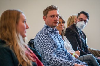 SW-Jahrestagung22_Saal2_Foto_FlorianMaas_MESaar Teilnehmer im Saal im Austausch mit SCHULEWIRTSCHAFT-Akteuren