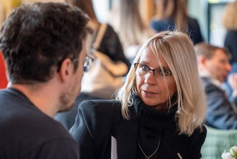 SW-Jahrestagung22_Gespraech_Foyer_Foto_FlorianMaas_MESaar Teilnehmer tauschen sich aus im Foyer.