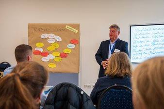 SW-Jahrestagung22_TA_KritischesDenken_Foto_FlorianMaas_MESaar Schulvorsitzender Matthias Simmer im Themen-Atelier Kritisches Denken.