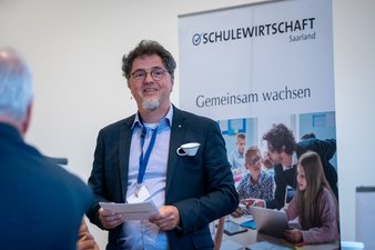 SW-Jahrestagung22_Moderation1_Foto_FlorianMaas_MESaar Schulvorsitzender Nils Grützner begrüßt die Teilnehmer