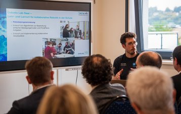 SW-Jahrestagung22_O_Space_Cobotix_Foto_FlorianMaas_MESaar HTW-Dozent im Austausch mit den Teilnehmern im Open Space Cobotix