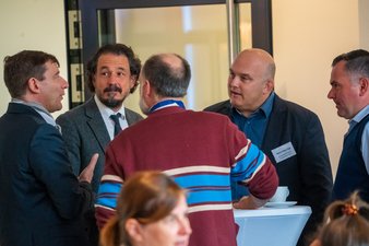 SW-Jahrestagung22_Leute2_Foyer_Foto_FlorianMaas_MESaar Schulvorsitzender Hans-Jörg Opp im Gespräch mit Akteuren aus Schule und Betrieb.