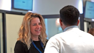 SW Jahrestagung 22 Im Foyer, Foto: Florian Maas. SCHULEWIRTSCHAFT Saarland Gespräch mit der Landesschülervertretung