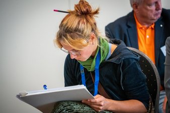 SW-Jahrestagung22_Graphic_Rec_Foto_FlorianMaas_MESaar Graphic Recording Künstlerin Manon Scharstein bei der Arbeit