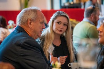 SW-Jahrestagung22_Foyer7_Foto_FlorianMaas_MESaar. Ehrenvorsitzender Bernd Jähn im Gespräch mit Betriebsvertreterin