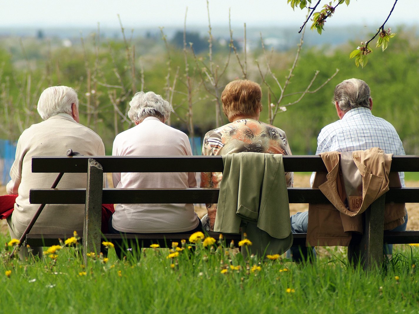 Ältere Menschen auf einer Parkbank