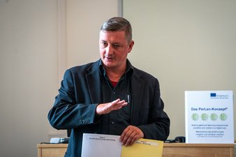 SW-Jahrestagung22_Saal_Open_Space_Perle_Foto_FlorianMaas_MESaar Dominik Bick stellt das Thema Perlen-Konzept für seine Open Space Session vor.