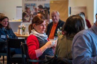 SW-Jahrestagung22_Leute_Foyer_Foto_FlorianMaas_MESaar Austausch der Akteure im Foyer.