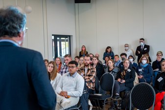 SW-Jahrestagung22_Saal3_Foto_FlorianMaas_MESaar Vorbereitung der Open-Space-Sessions im Saal.