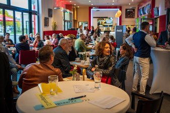 SW-Jahrestagung22_Leute6_Foyer_Foto_FlorianMaas_MESaar Ankommen im Foyer und Austausch auf dem Marktplatz