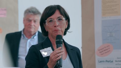 SW-Jahrestagung22_Gallery_Walk_Trapp_Foto_FlorianMaas_MESaar. Unternehmensvorsitzende Heike Trapp stellt Ergebnisse vor.