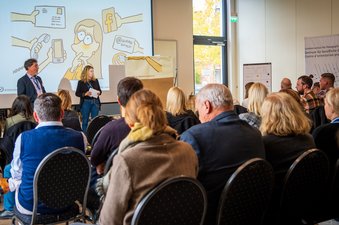 SW-Jahrestagung22_Saal_Moderation_Foto_FlorianMaas_MESaar Akteure stellen ihre Themen-Auswahl für die Open Space Sessions vor,