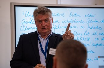 SW-Jahrestagung22_Kritisches Denken_Foto_FlorianMaas_MESaar Matthias Simmer diskutiert mit den Teilnehmern im Atelier Kritisches Denken