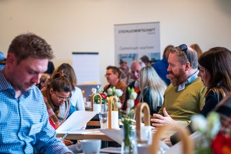 SW-Jahrestagung22_Leute3_Foyer_Foto_FlorianMaas_MESaar Ankommen und Begrüßung der Akteure