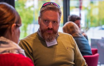 SW-Jahrestagung22_Leute5_Foyer_Foto_FlorianMaas_MESaarjpg Austausch der Akteure im Foyer.